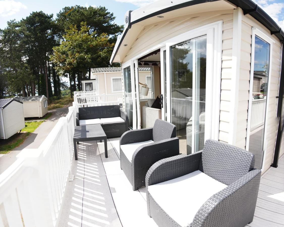Sea Breeze Cabin Poole Exterior photo